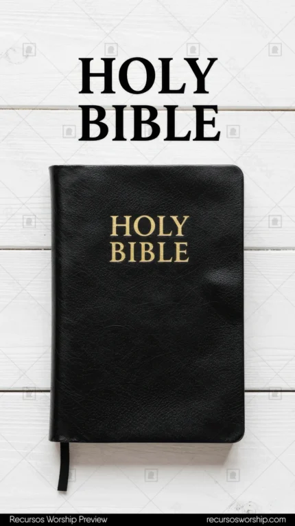 Holy Bible negra con letras doradas sobre madera blanca con texto tipográfico HOLY BIBLE en negro grande superpuesto en la parte superior