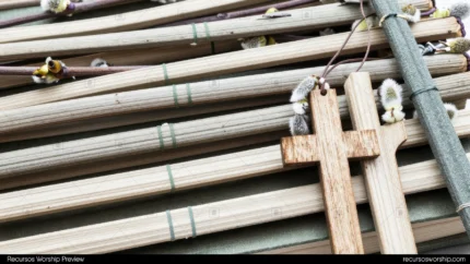 Cruz pequena madera natural colgada hilo fino velas largas blancas agrupadas ramas sauce botones claros fondo textil marron oscuro horizontal detalle contemplativo liturgico vigilia pascual intima