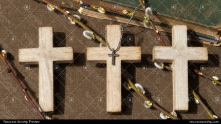 Tres cruces madera clara diferentes tamaños arpillera beige marron ramas sauce botones collar cruz metalica plateada horizontal detalle intima contemplativa artesanal rustica semana santa trinidad