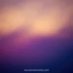 Gradiente difuso cuadrado melocoton naranja dorado superior violeta azul oscuro inferior bordes difuminados nubes atardecer borrosas onirico espectral contemplativo fondo diseno