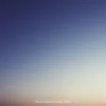 Degradado crepuscular horizontal azul marino oscuro parte superior salmon naranja palido franja inferior fotorrealista sereno atmosferico neutro fondo diseno