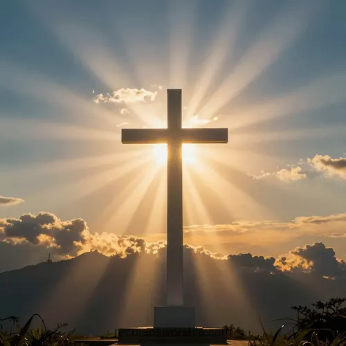 Cruz sobre Colina con Rayos de Luz Solar Dramáticos Atravesando Nubes Grises Cuadrada Cruz concreto clara colina rayos luz solar dramaticos irradiando atras atravesando nubes grises montanas fondo cuadrado plano general contraluz impactante espiritual