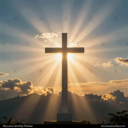 Cruz concreto clara colina rayos luz solar dramaticos irradiando atras atravesando nubes grises montanas fondo cuadrado plano general contraluz impactante espiritual