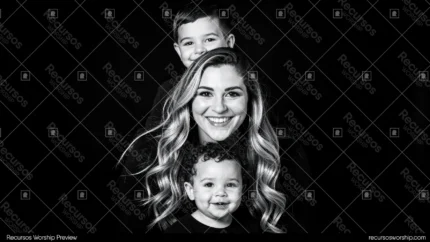 Retrato blanco negro madre rubia ondulada sonriendo hijo mayor detras menton apoyado cabeza bebe rizado sonriendo primer plano fondo negro profundo vertical dramatico