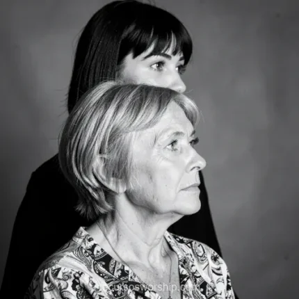 Retrato blanco negro madre mayor primer plano frente expresion serena hija joven detras mirando frente fondo gris oscuro cuadrado solemne apoyo generacional