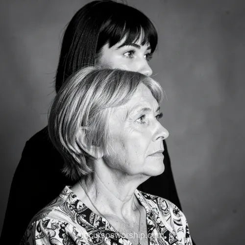 Retrato B&N Madre Mayor Primer Plano con Hija Joven Detrás Fondo Gris Solemne Retrato blanco negro madre mayor primer plano frente expresion serena hija joven detras mirando frente fondo gris oscuro cuadrado solemne apoyo generacional
