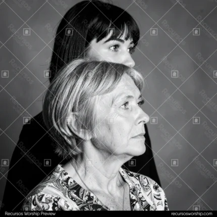 Retrato blanco negro madre mayor primer plano frente expresion serena hija joven detras mirando frente fondo gris oscuro cuadrado solemne apoyo generacional