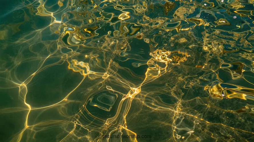 Causticas Doradas Verdes Superficie Agua Clara Arena Piedra Sumergida Horizontal Macro Natural Fotografia macro horizontal causticas doradas verdes brillantes superficie agua clara fondo arena piedra sumergida luz refractada patrones organicos natural acuatico calido