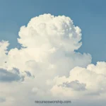 Ilustracion vintage cuadrada cumulo nube blanca imponente cielo azul claro textura papel envejecido estilo grafico retro impreso clasico contemplativo calma nostalgia