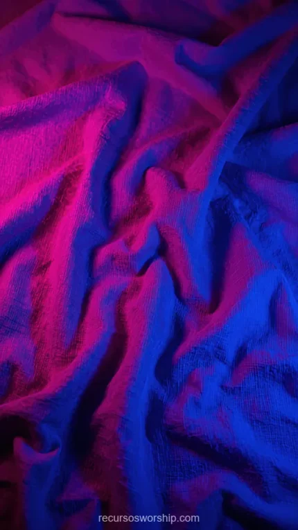 Fotografia macro vertical tela arrugada algodon toalla iluminacion dramatica rosa magenta azul violeta profundo pliegues sombras relieves plasticidad tactil neon diseno