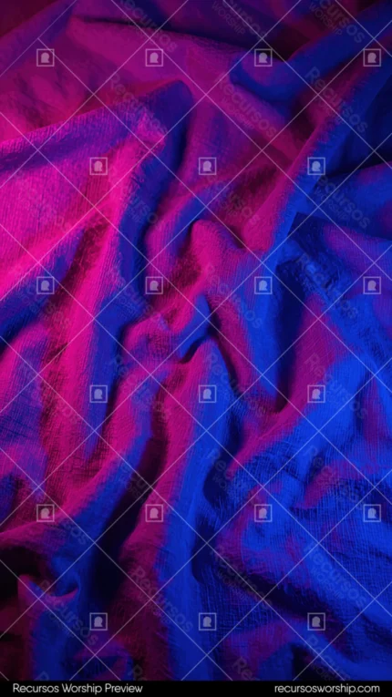Fotografia macro vertical tela arrugada algodon toalla iluminacion dramatica rosa magenta azul violeta profundo pliegues sombras relieves plasticidad tactil neon diseno