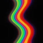 Composicion abstracta vertical banda arcoiris luminosa ondulada rojo naranja amarillo verde azul serpentea forma s fondo negro profundo neon alta saturacion espectro luminoso fluido