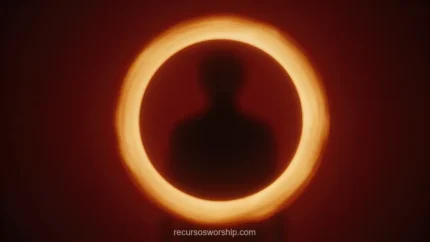 Fotografia horizontal silueta oscura persona anillo luz solar naranja dorado brillante fondo rojo amarronado oscuro eclipse solar corona fuego dramatico espiritual tension luz sombra