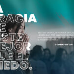 Captura horizontal de un recurso gráfico para presentaciones en color cian oscuro