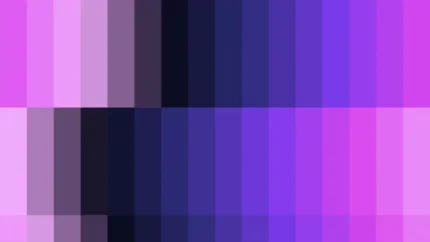 Mosaico de píxeles en tonos púrpura y violeta con columnas, video loop VJ para escenario de iglesia