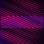 Hypnotic Depths - Crimson Bar Still — fondo abstracto horizontal violeta, púrpura