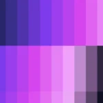 Mosaico de píxeles en tonos púrpura y violeta con columnas, imagen still VJ para escenario de iglesia
