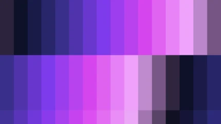 Mosaico de píxeles en tonos púrpura y violeta con columnas, imagen still VJ para escenario de iglesia