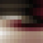 Mosaico de píxeles en tonos rojo y oscuro con espiral, imagen still VJ para escenario de iglesia