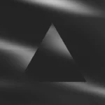 Silver Fluid - Prismatic Triangle Still — fondo abstracto horizontal plateado, gris